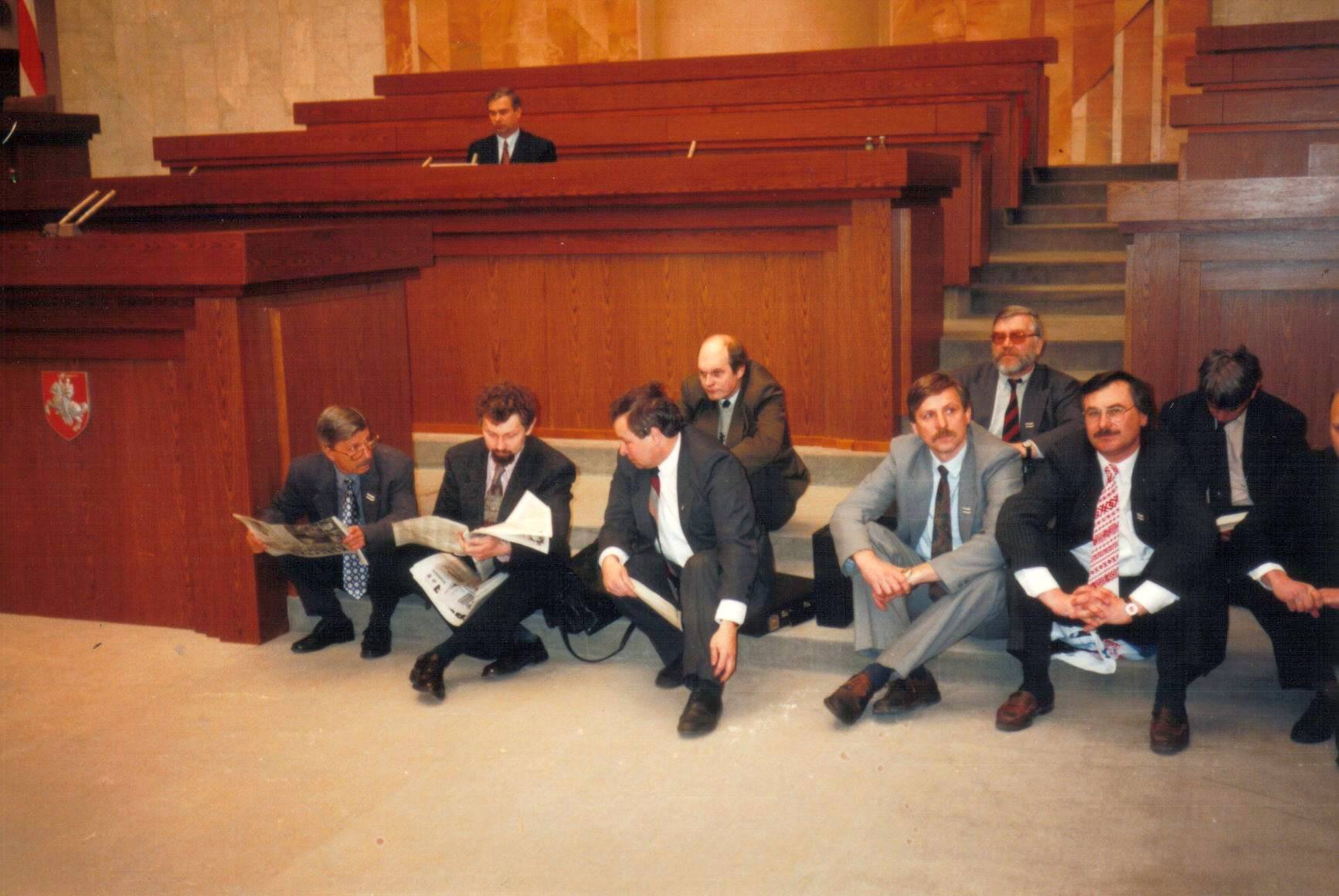 1995: Антиконституционный референдум национального позора