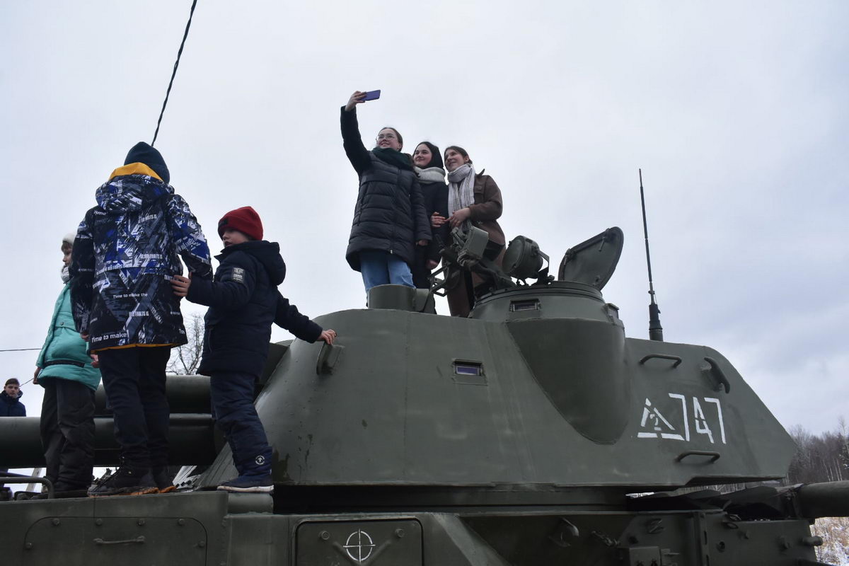 На учениях под Ельском прошла патриотическая акция для "заранее организованных групп школьников"