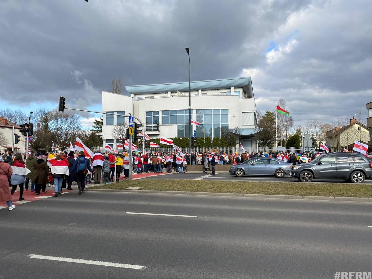 Беларусы вышли к посольству Беларуси в Варшаве - фотофакт