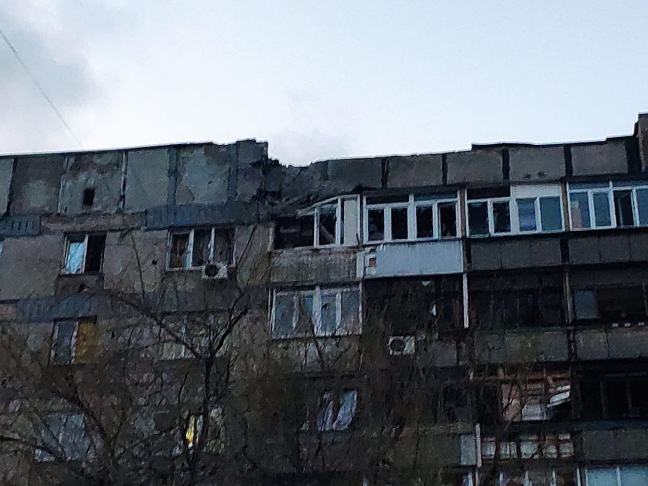В Авдеевке Донецкой области снаряды попали в девятиэтажку и магазин