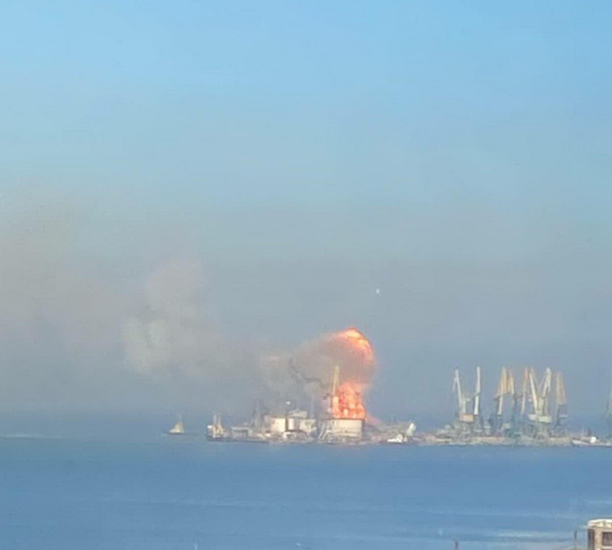 У Бердянска уничтожен российский десантный корабль