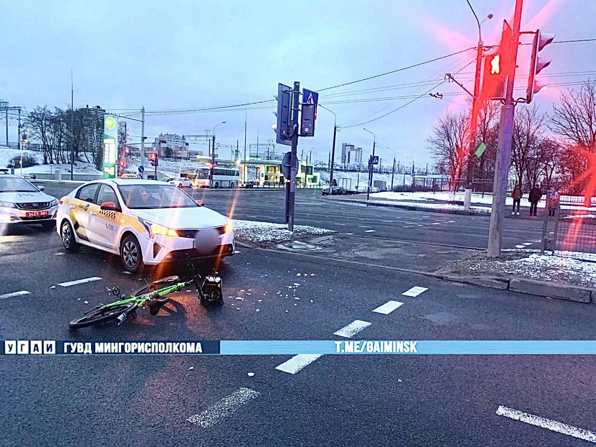 Велосипедист попал под колеса такси в Минске