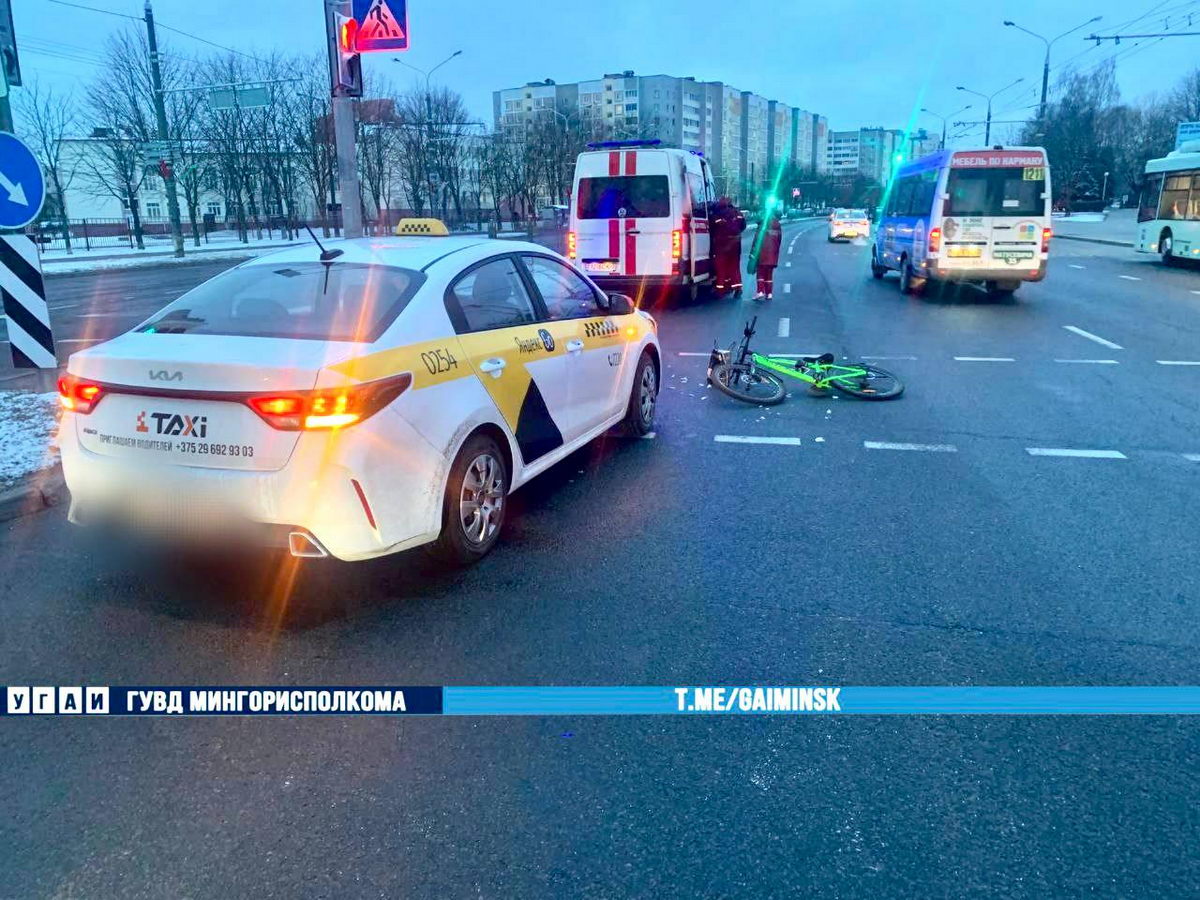 Велосипедист попал под колеса такси в Минске