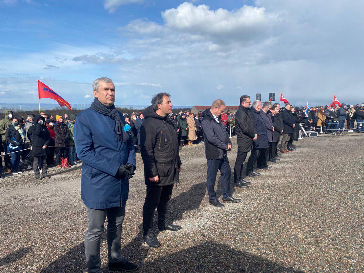 На памятных мероприятиях в Бухенвальде установили бело-красно-белый флаг