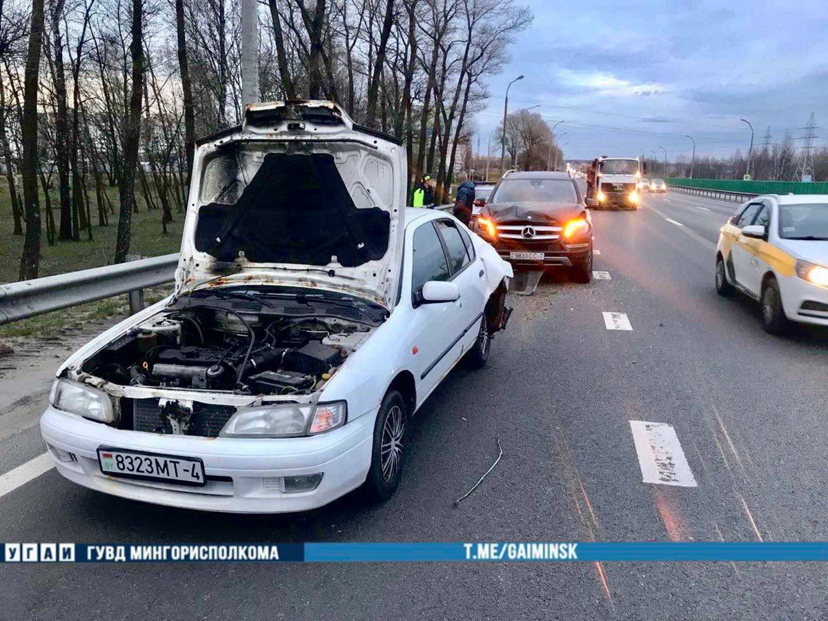 Водитель кроссовера протаранил стоящее авто на МКАД