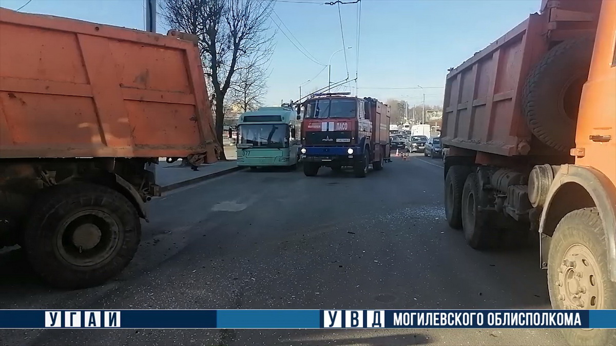 МАЗ въехал в остановку в Могилеве