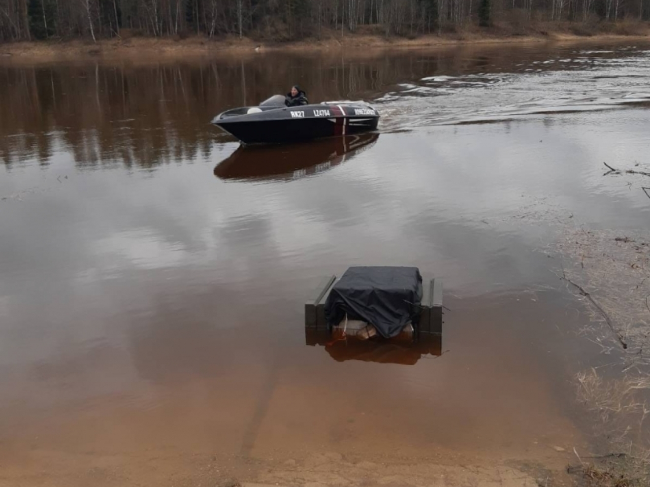 Беларусские сигареты приплыли в Латвию по реке