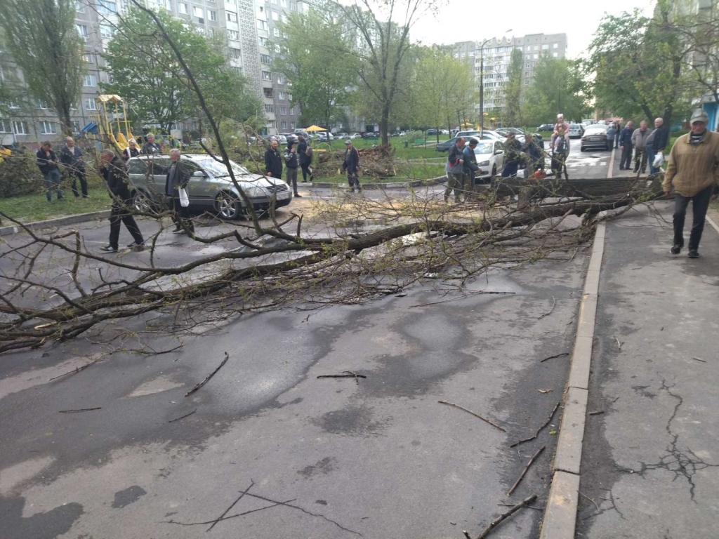 МЧС подвело итоги непогоды: двое погибли, четверо травмированы, повреждено более 680 зданий