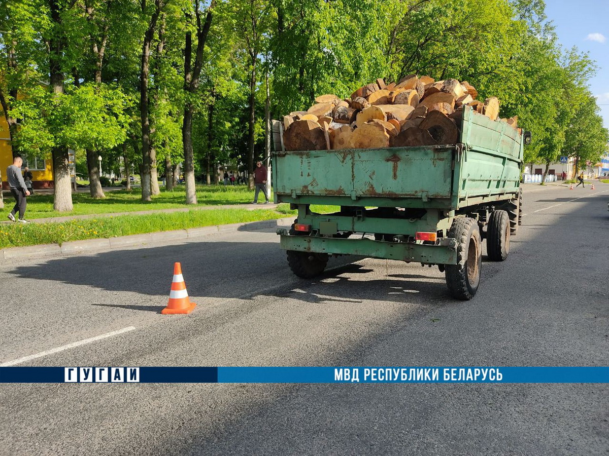 Трактор насмерть сбил женщину в Речице. Ее сын тяжело травмирован