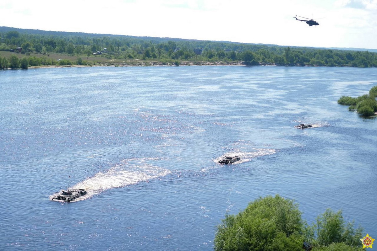 Парашютно-десантный батальон отработал преодоление водной преграды