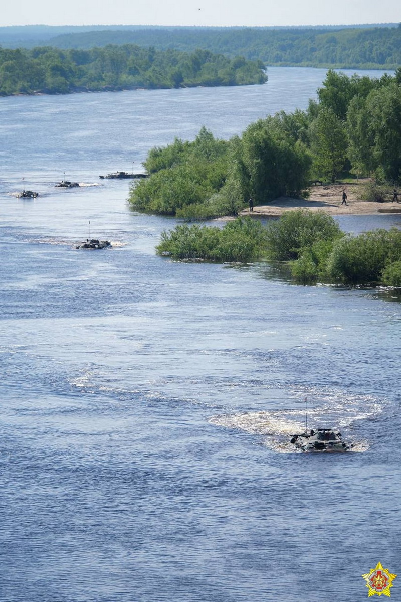 Парашютно-десантный батальон отработал преодоление водной преграды