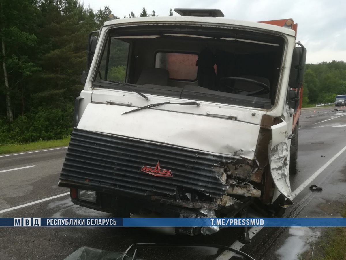 Под Гродно в столкновении с МАЗом погиб водитель легковушки