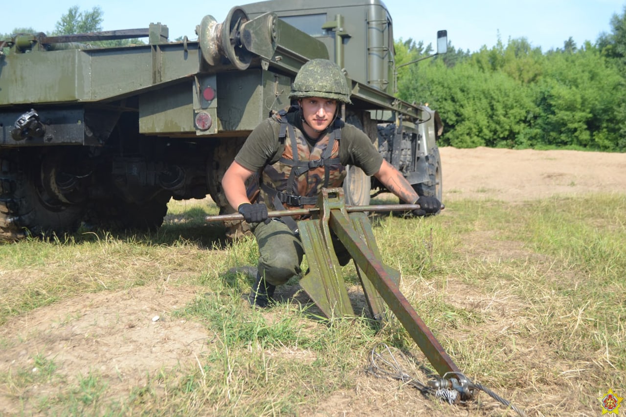 Беларусские военные форсировали Неман