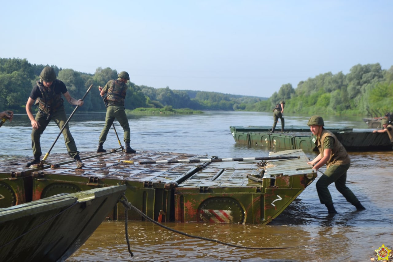 Беларусские военные форсировали Неман