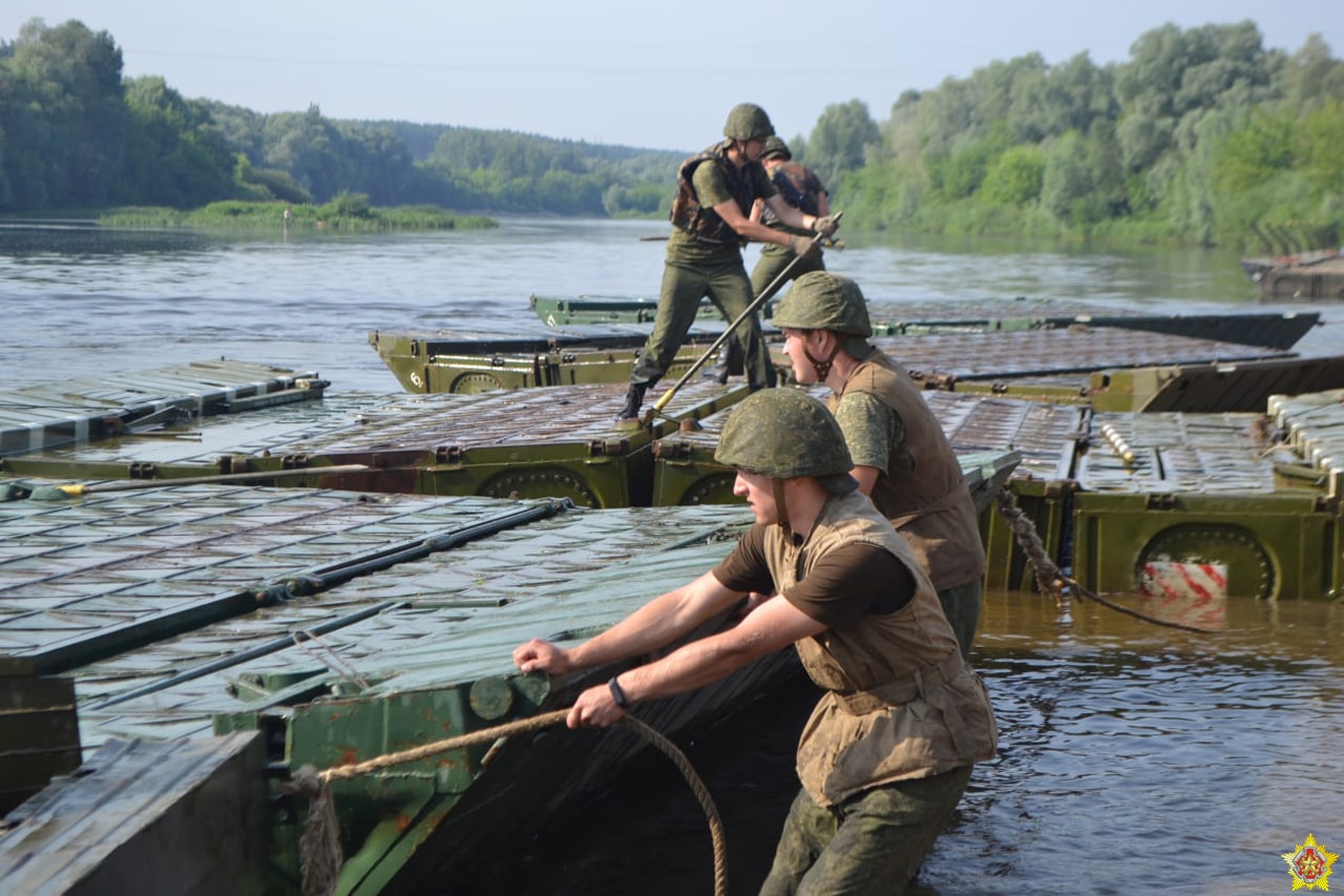 Беларусские военные форсировали Неман