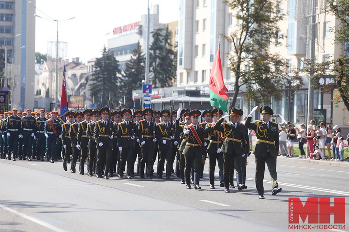 В Минске проходит парад спасателей - фотофакт