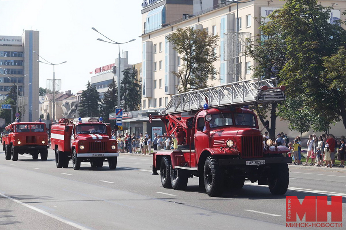 В Минске проходит парад спасателей - фотофакт