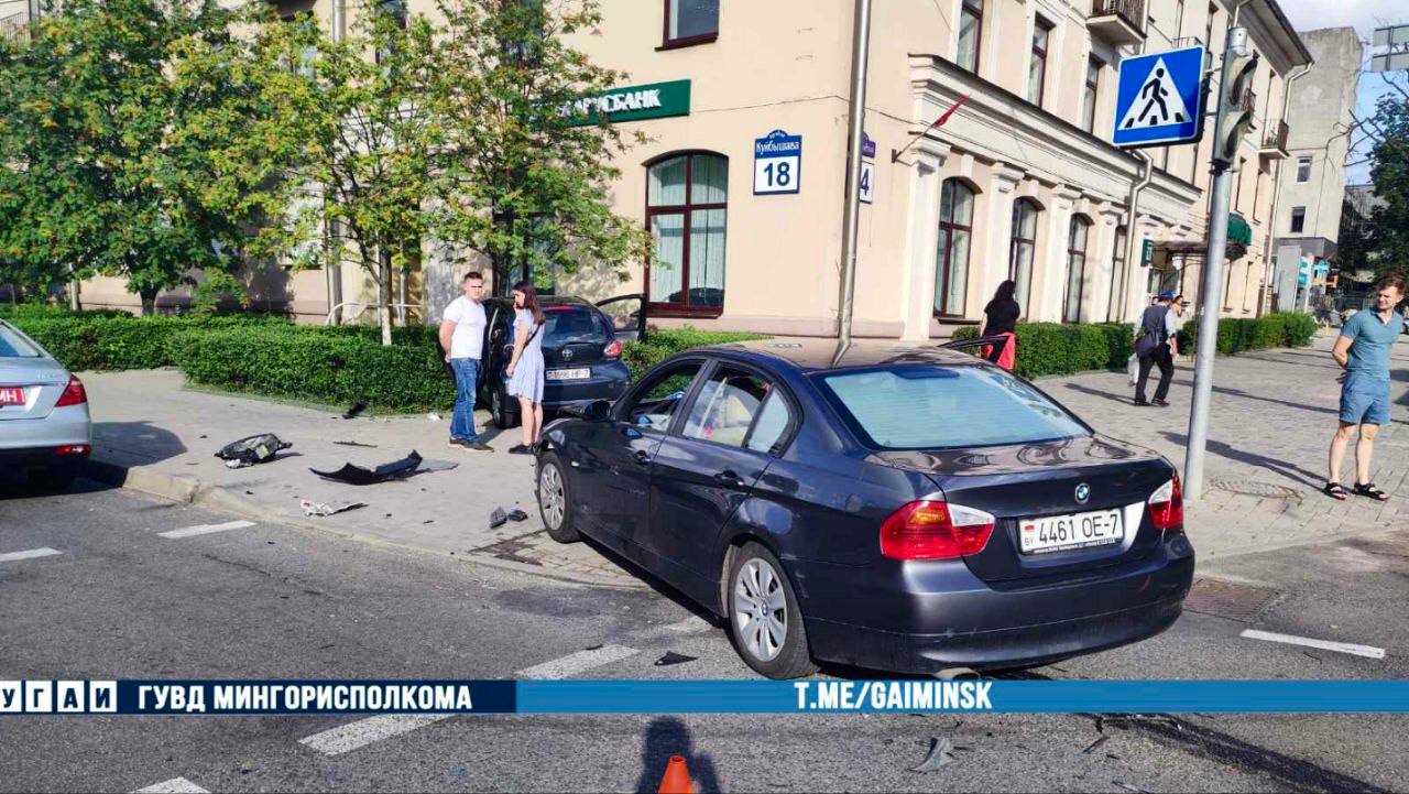 BMW и Toyota вылетели на тротуар после столкновения в Минске