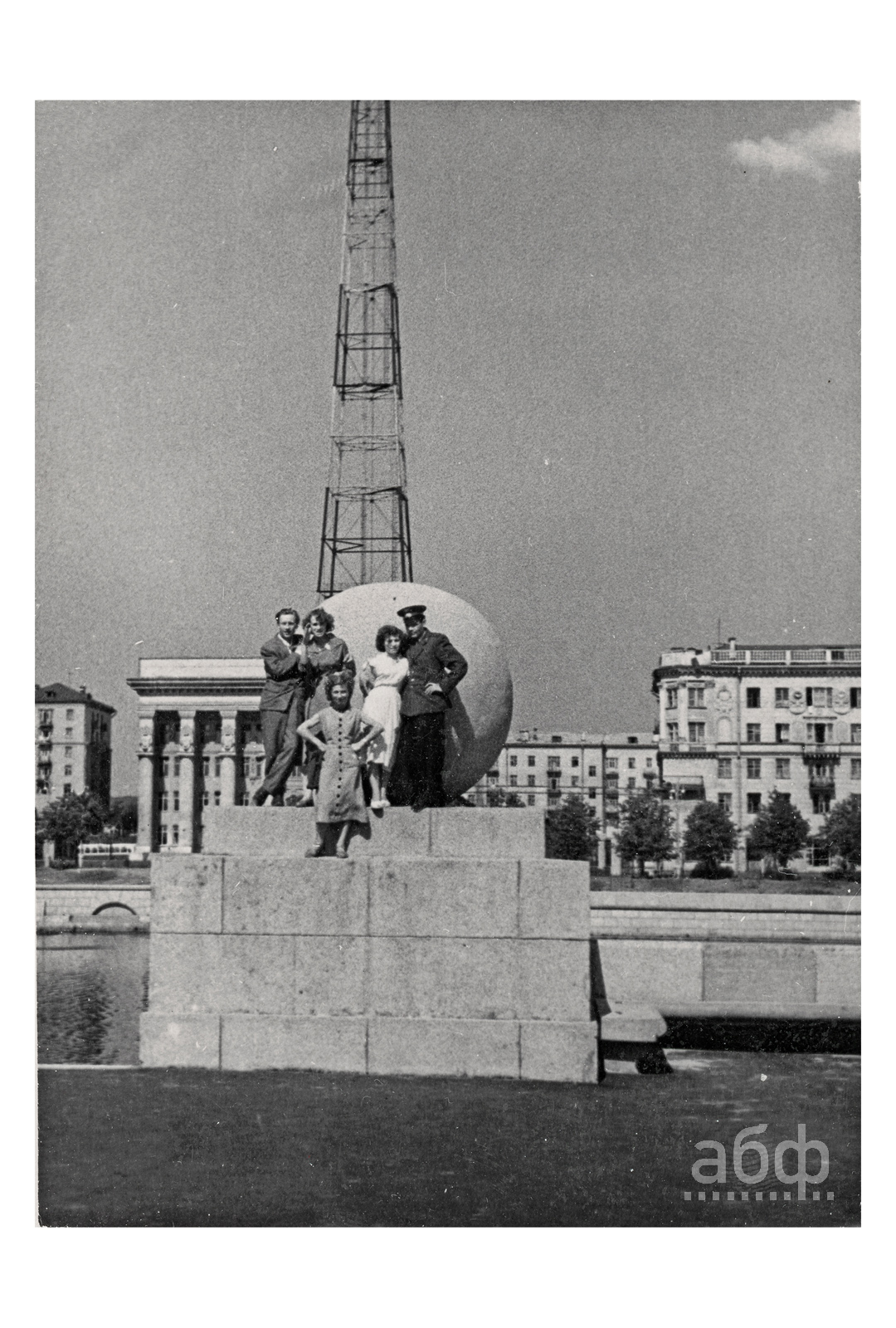 Ленин, Девушка с веслом, "Мирный атом": на фоне каких монументов фотографировались беларусы семьдесят лет назад?
