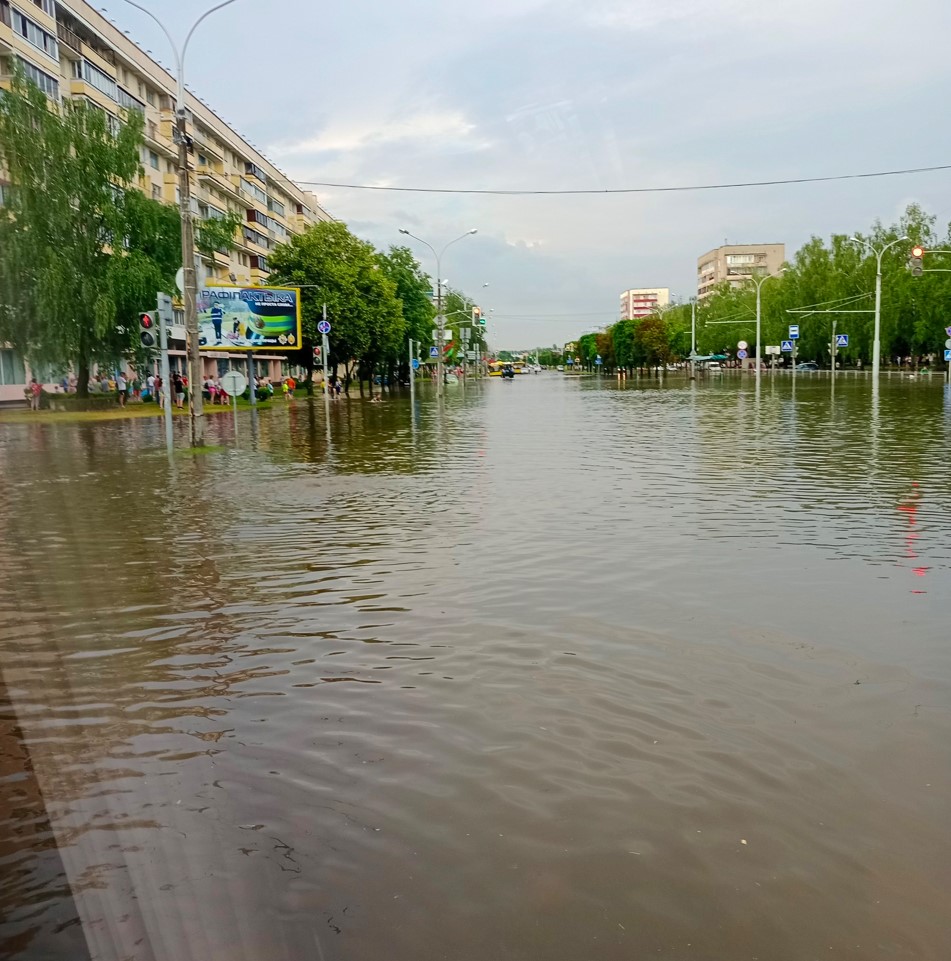 Новую Боровую, Уручье и Зеленый луг в Минске затопило - фотофакт