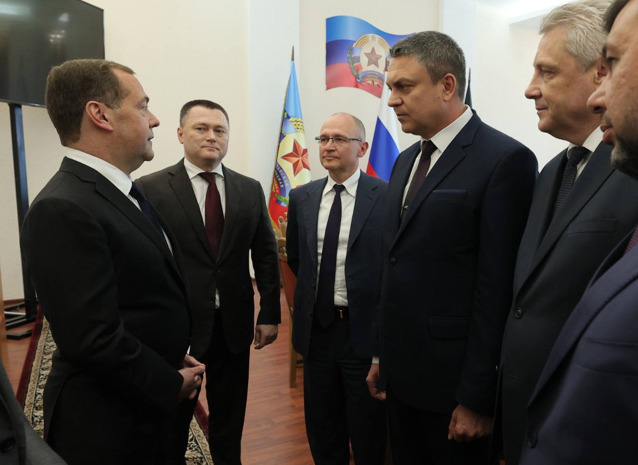 Медведев возглавил внушительный чиновничий десант в захваченной Луганской области Украины