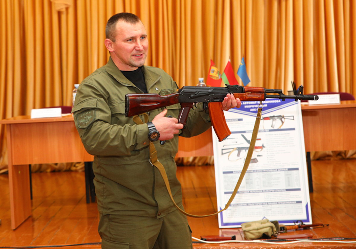 Ополченцам Лобжи показали, как пользоваться автоматом