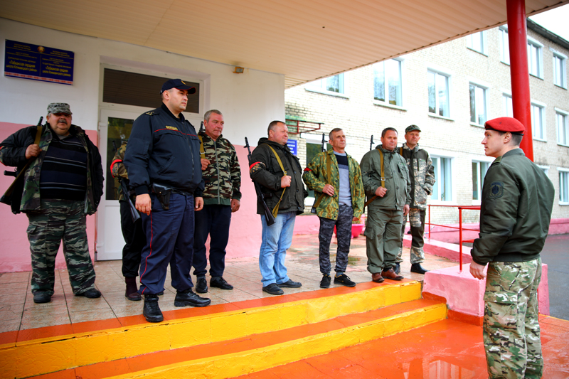 Ополченцам Лобжи показали, как пользоваться автоматом