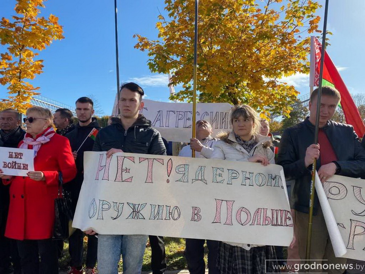 "Нет войне" - в Гродно люди пришли с антивоенными плакатами к Генконсульству Польши