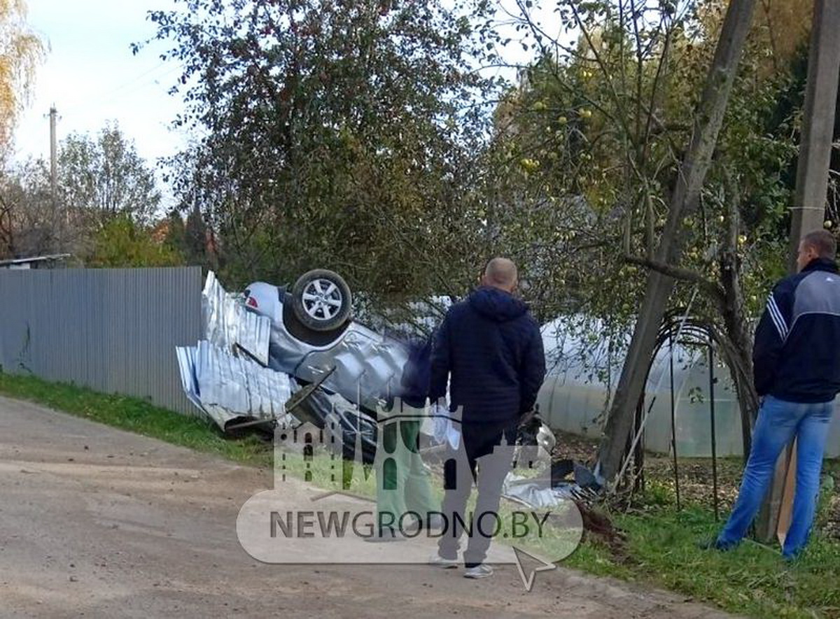 Под Гродно авто влетело на дачный участок и перевернулось