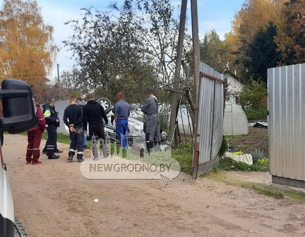 Под Гродно авто влетело на дачный участок и перевернулось