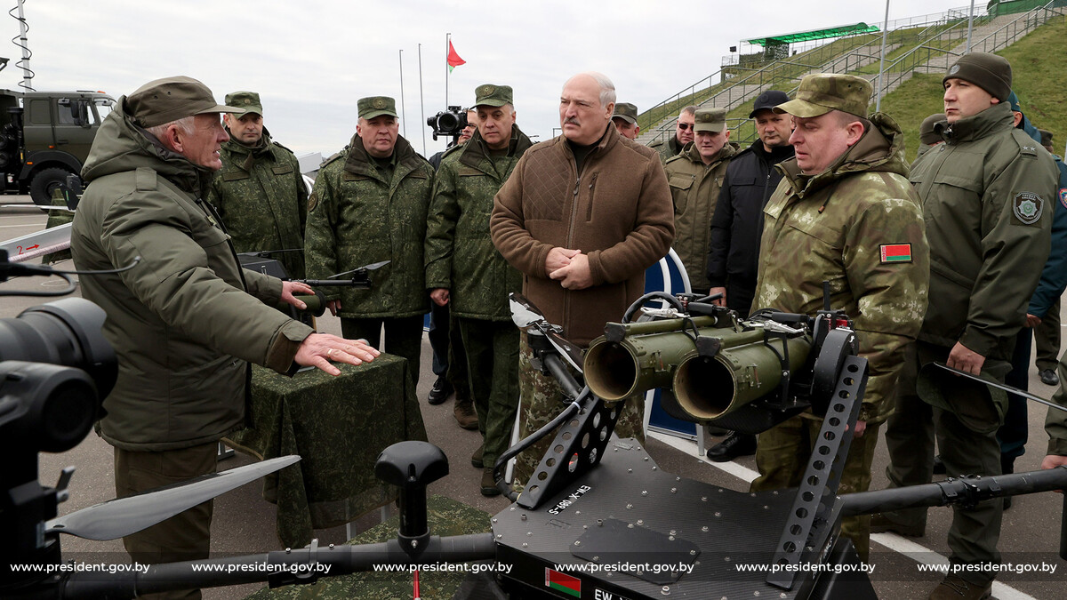 Лукашенко: Нежелательно, чтобы наша техника была в Украине