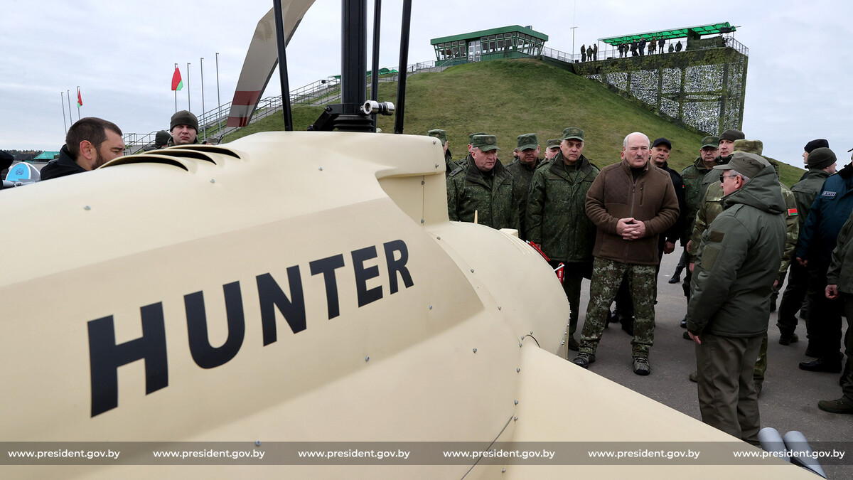 Лукашенко: Нежелательно, чтобы наша техника была в Украине