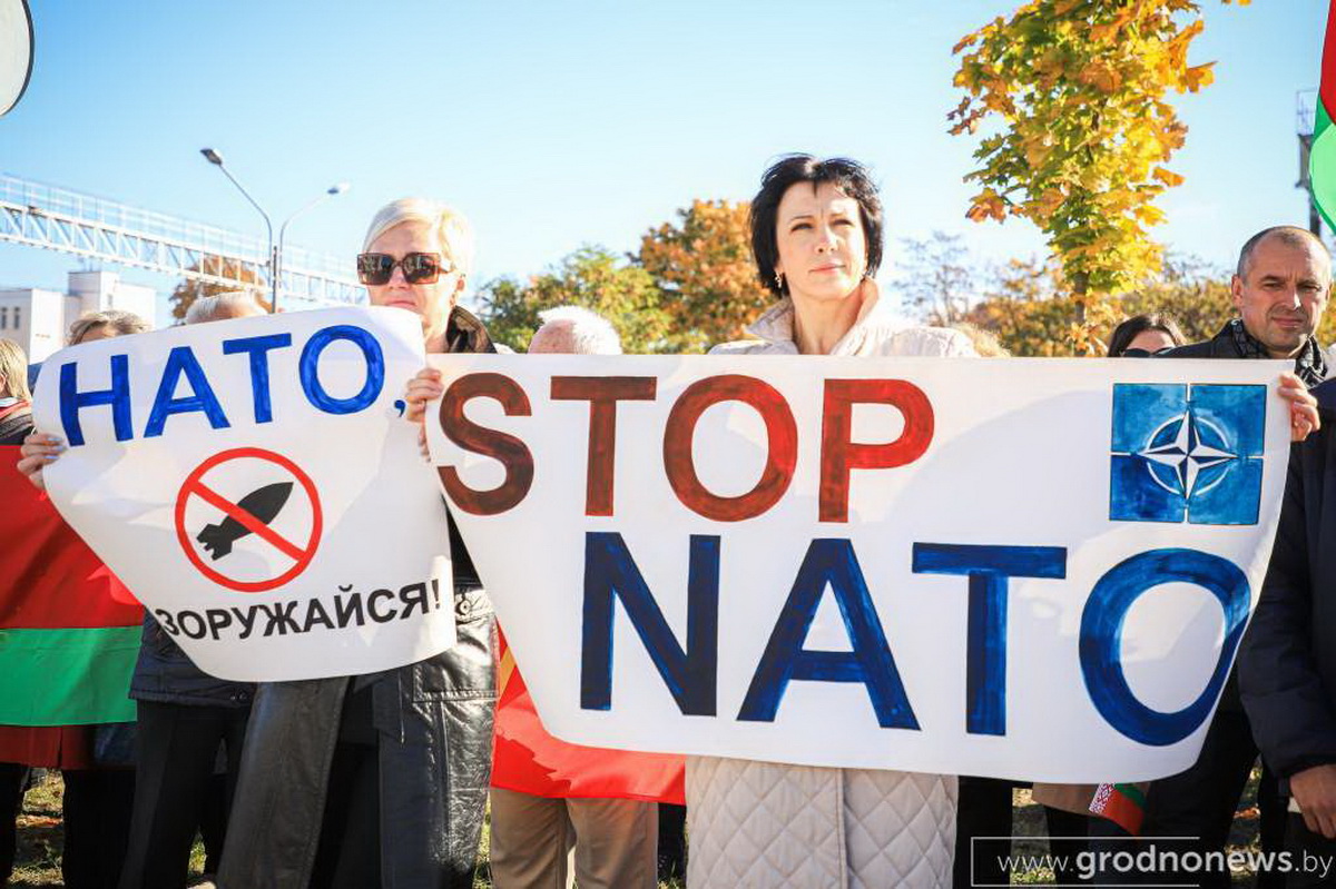 "Нет войне" - в Гродно люди пришли с антивоенными плакатами к Генконсульству Польши