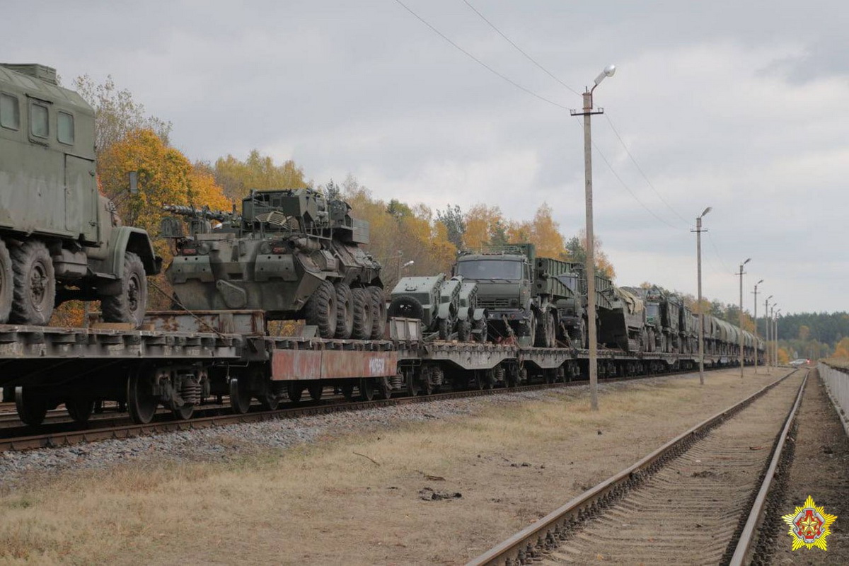 Российские военные продолжают прибывать в Беларусь - фотофакт