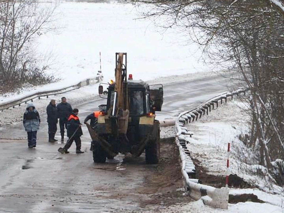 В Полоцке из-за аварии на водоводе размыло дорогу