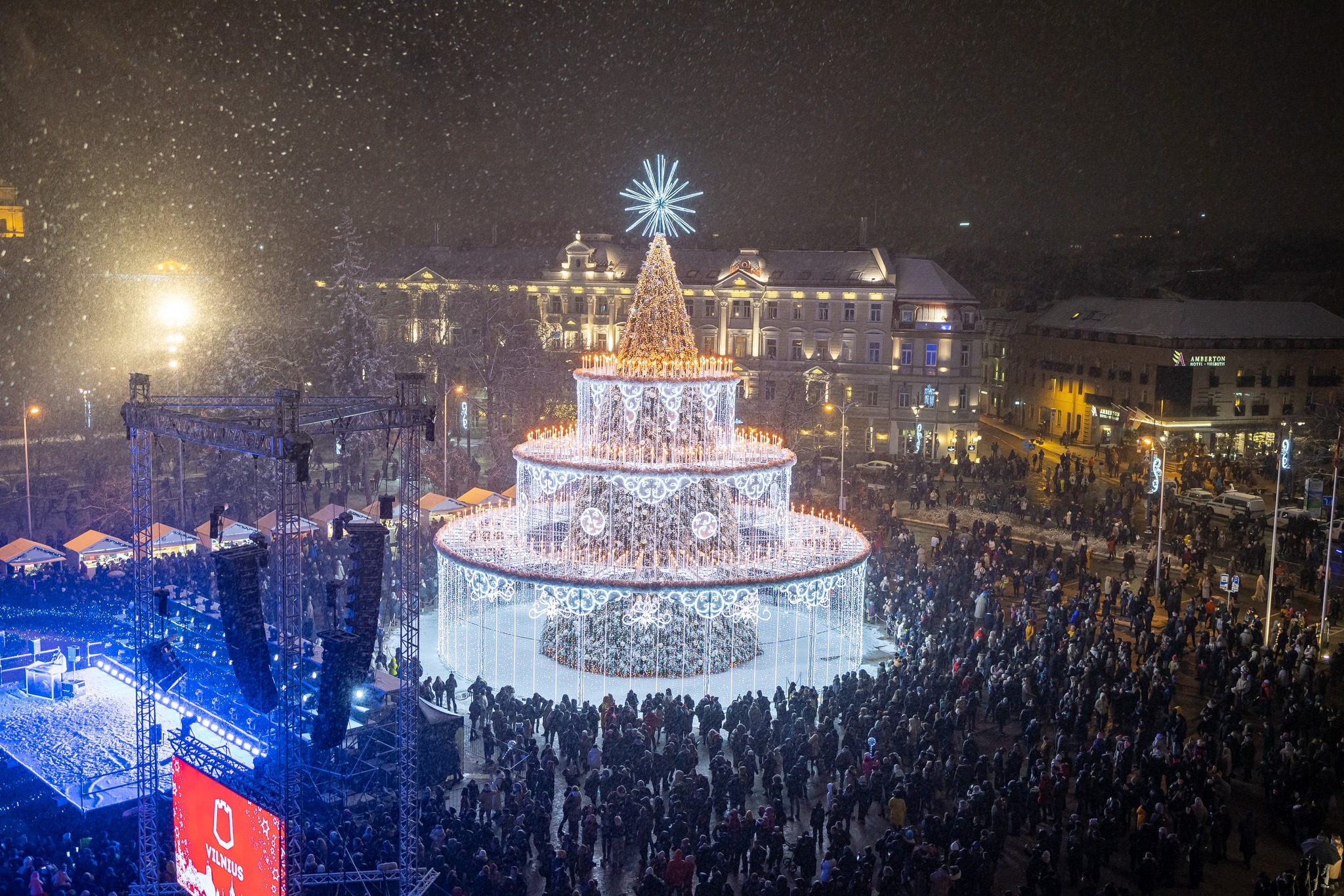 В Вильнюсе поставили елку в виде торта с 700 свечками - фото