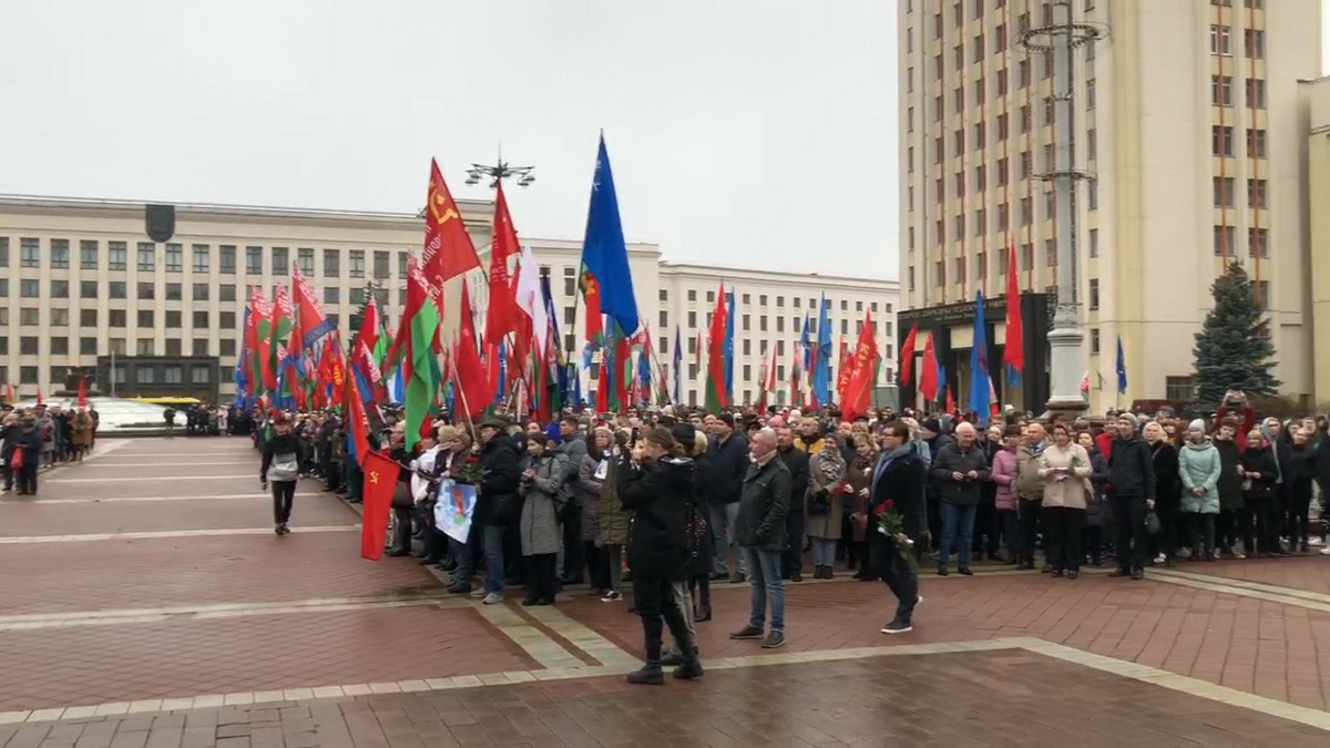 Фотофакт: в Минске возложили цветы к памятнику Ленину