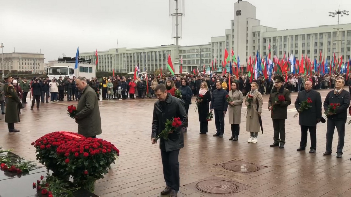 Фотофакт: в Минске возложили цветы к памятнику Ленину