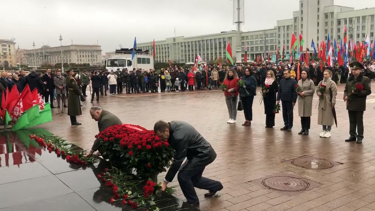 Фотофакт: в Минске возложили цветы к памятнику Ленину