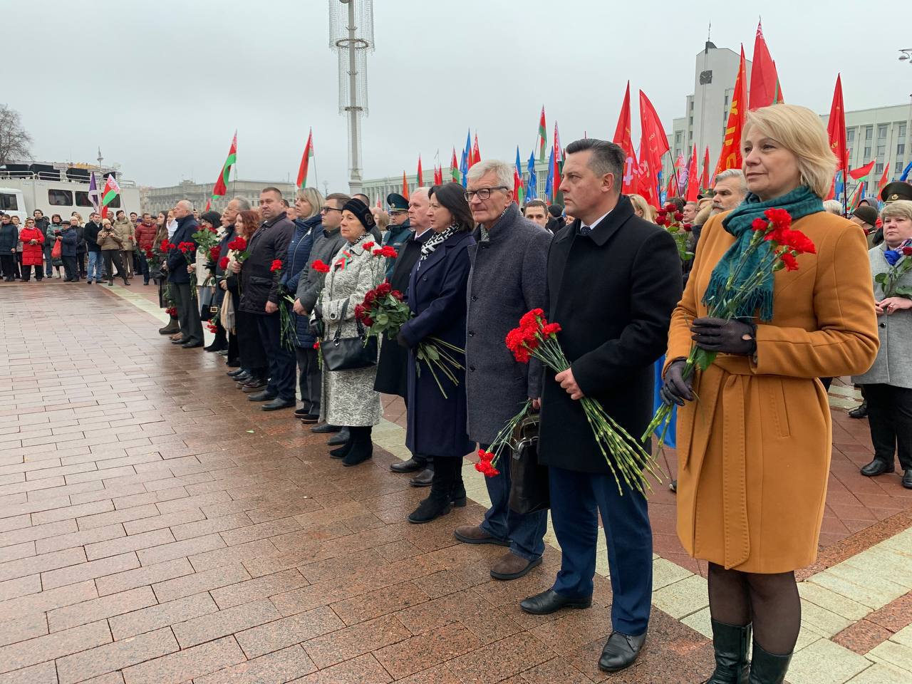 Фотофакт: в Минске возложили цветы к памятнику Ленину