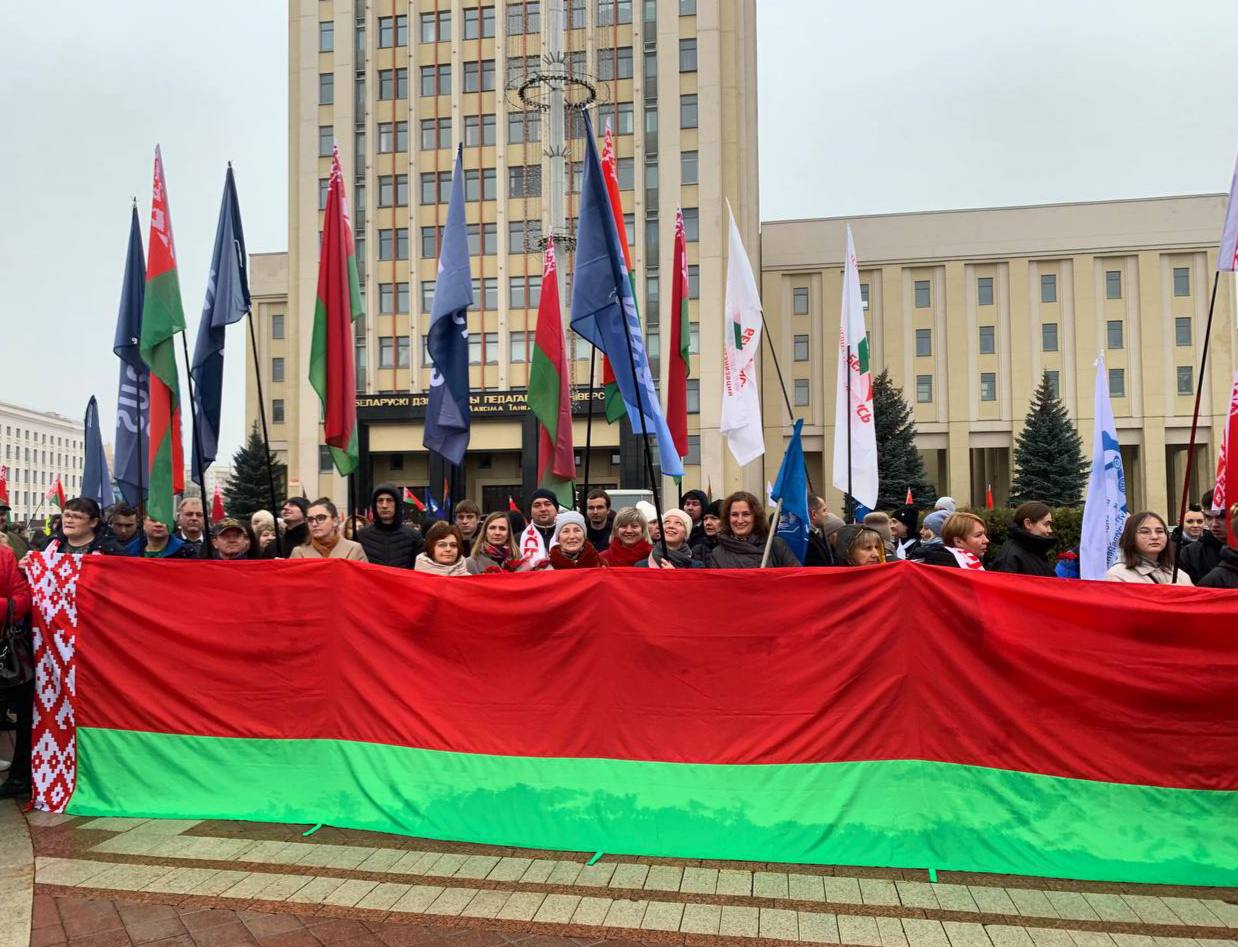 Фотофакт: в Минске возложили цветы к памятнику Ленину