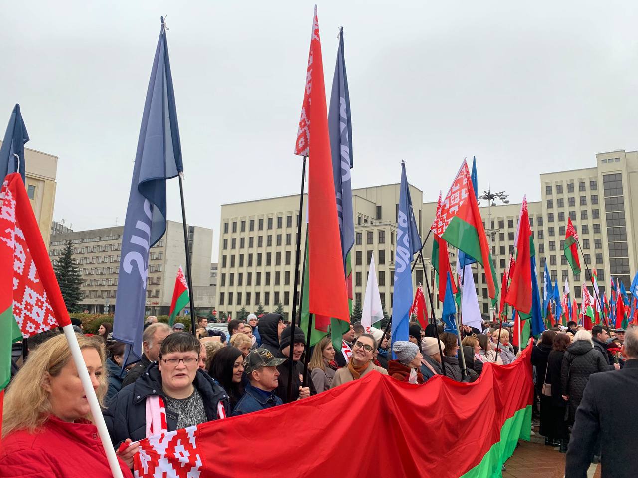 Фотофакт: в Минске возложили цветы к памятнику Ленину