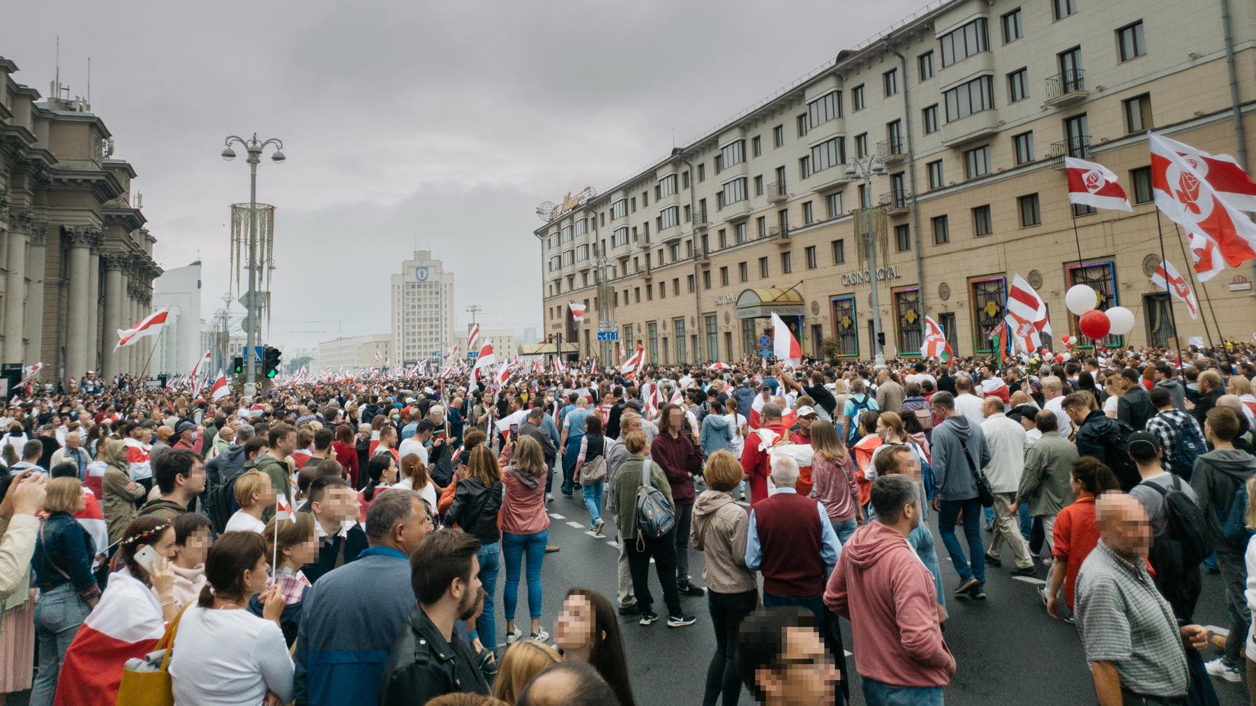 "Светлана Тихановская - это тихая сила": тандем беларусских фотографов - об историческом снимке, беларусской революции и "третьем глазе"