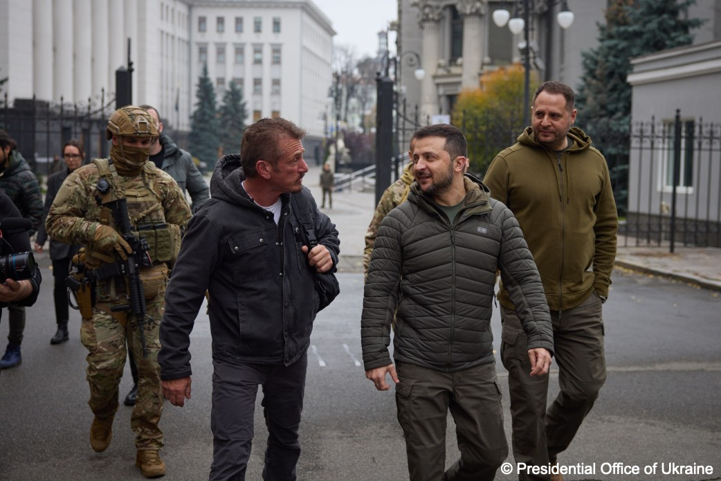 Шон Пэн прывёз Уладзіміру Зяленскаму "Оскар" "як сімвал веры ў перамогу Украіны"