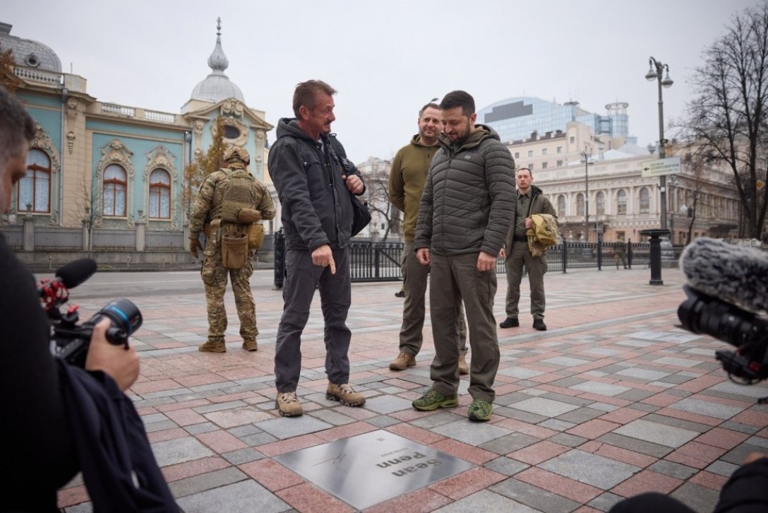 Шон Пэн прывёз Уладзіміру Зяленскаму "Оскар" "як сімвал веры ў перамогу Украіны"