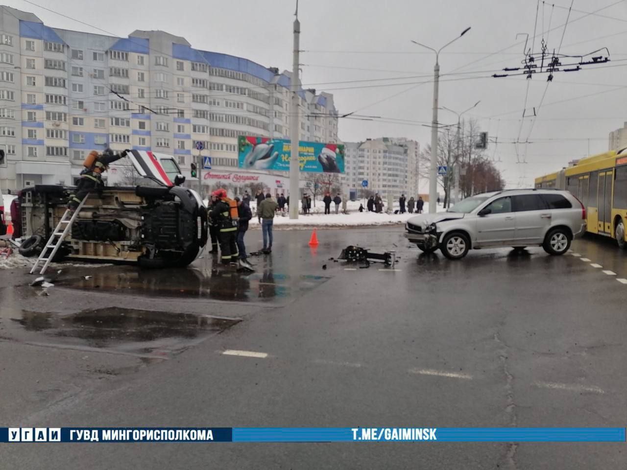 Скорая помощь опрокинулась после ДТП в Минске