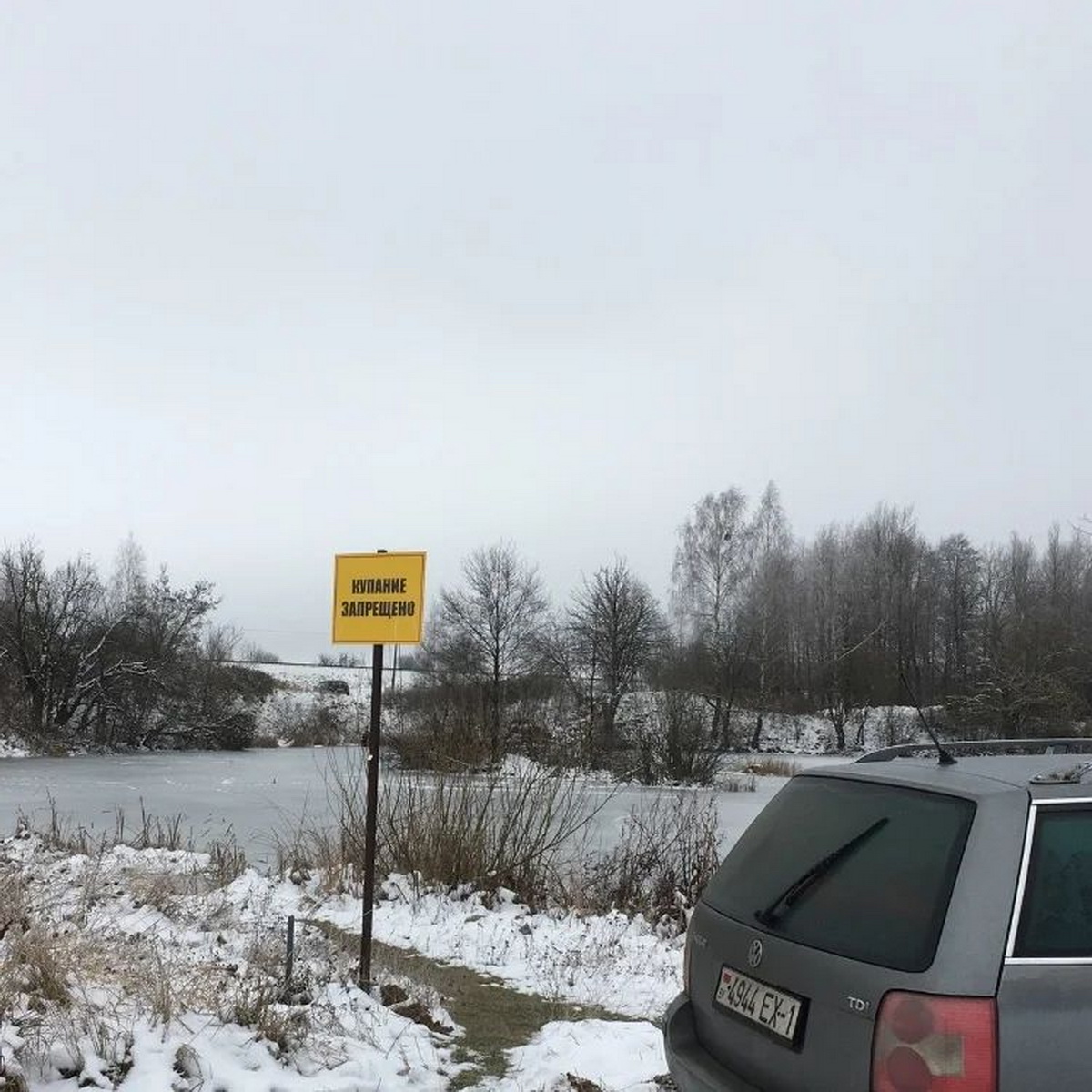 В барановичском водоеме нашли вмерзшие в лед сапоги и рыболовные снасти