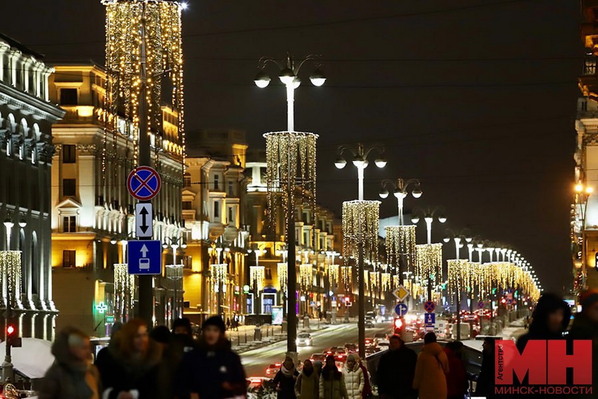 В Минске включили новогоднюю иллюминацию - фотофакт