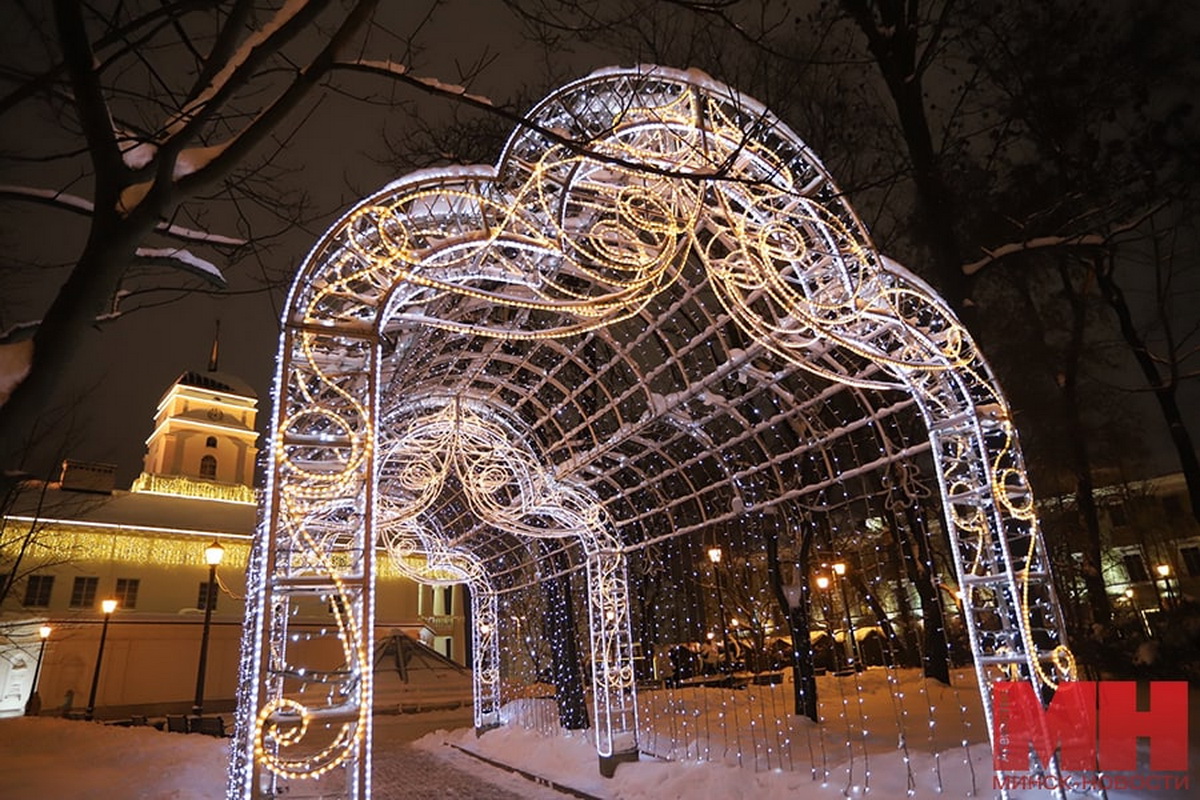 В Минске включили новогоднюю иллюминацию - фотофакт