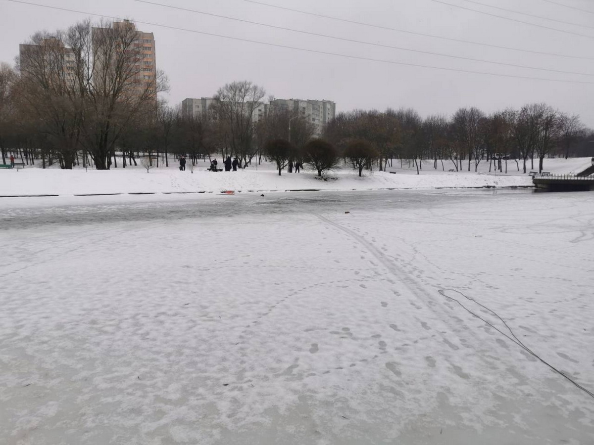 Двое подростков провалились под лед в Минске